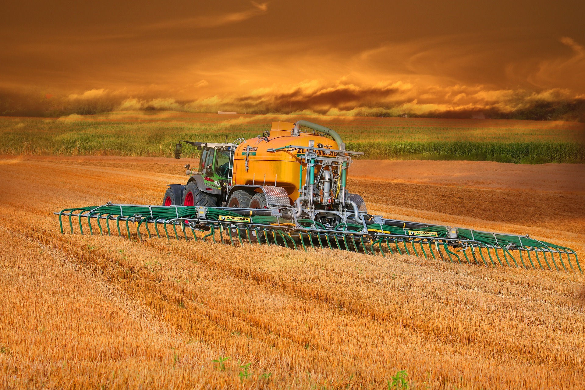 Camión aplicando productos de bc fertilis